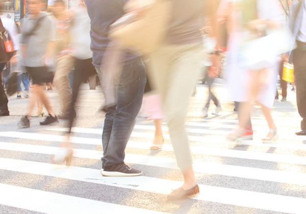 写真：人が歩く様子